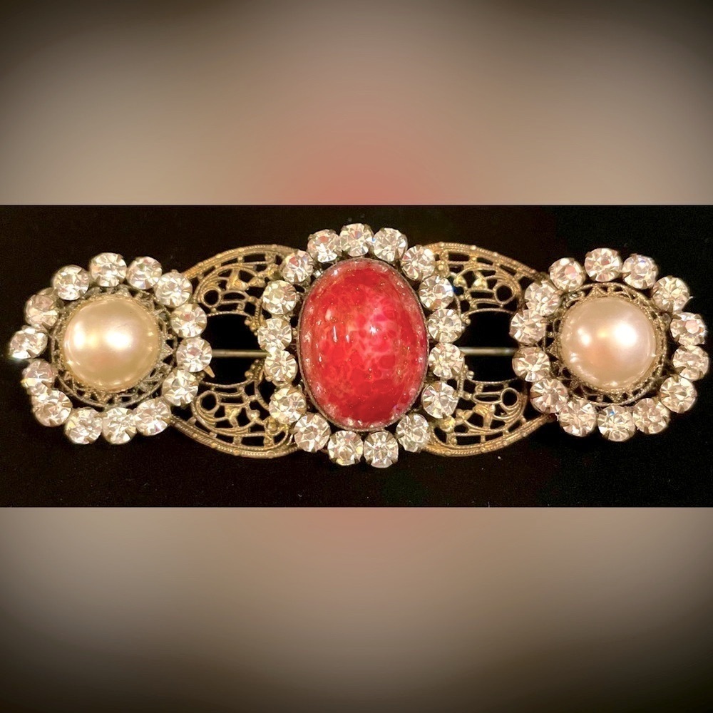 Vintage Czechoslovakian glass brooch​​​​​​